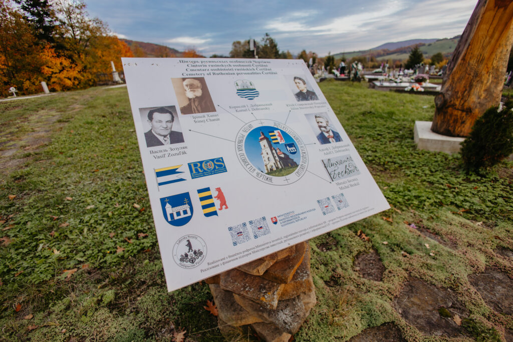 Emléktábla a čertižni-i ruszin személyiségek temetőjén