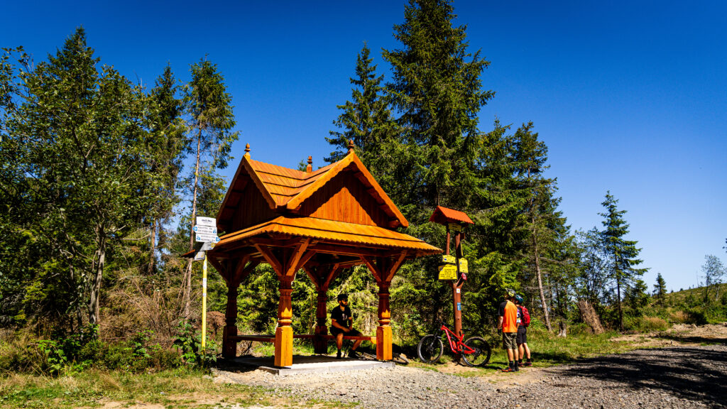 Dovolenka na Bajku_Spisska Magura_Erik Wittner_leto_cyklisti_stromy_oddych_smerovnik_Magurka